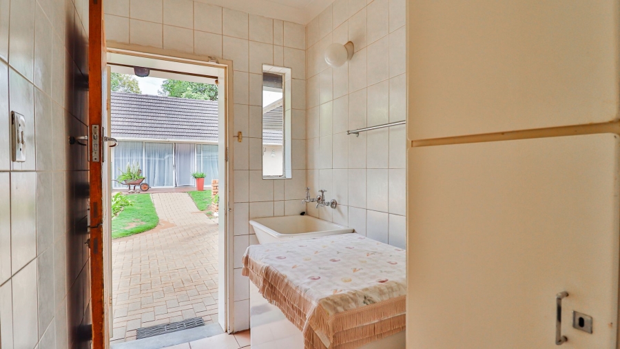 5 Bedroom Property for Sale in Parkhill Gardens Gauteng