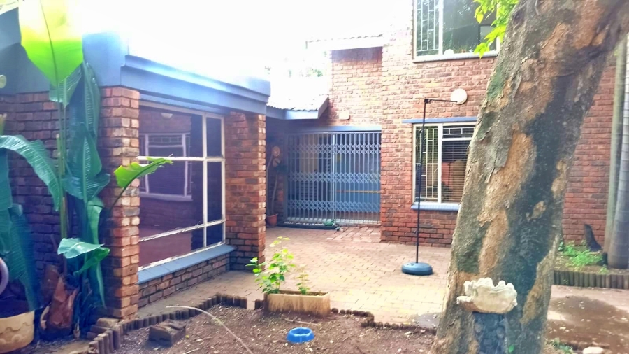 To Let 6 Bedroom Property for Rent in Wierda Park Gauteng