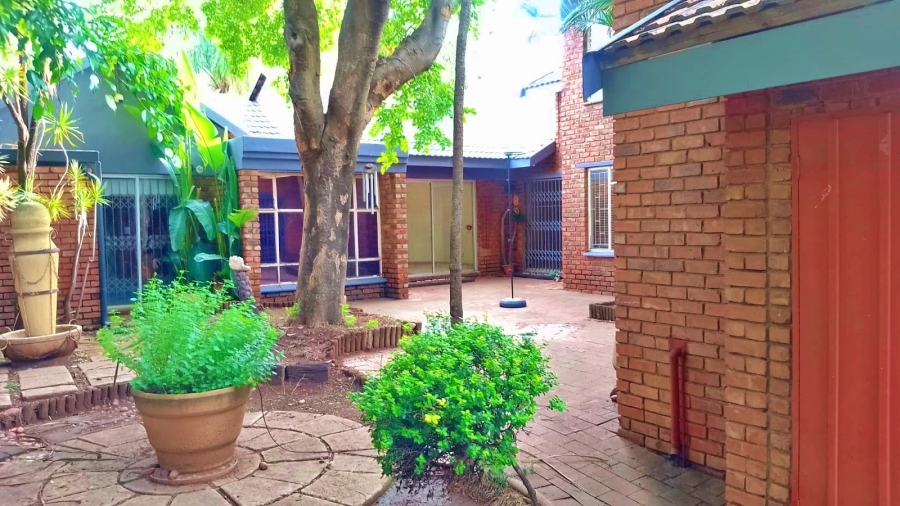 To Let 6 Bedroom Property for Rent in Wierda Park Gauteng