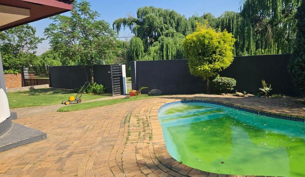 To Let 3 Bedroom Property for Rent in Mondeor Gauteng