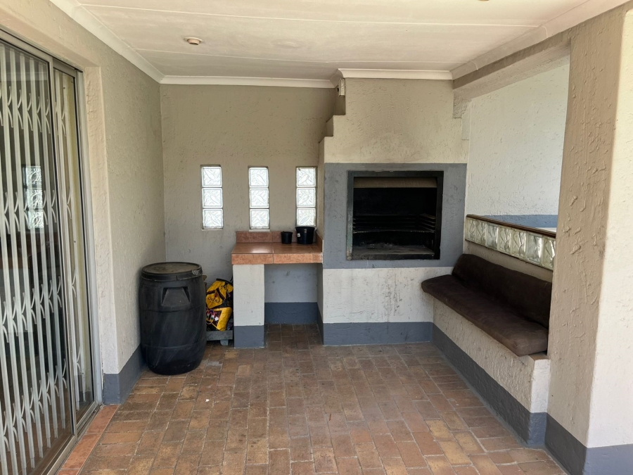 3 Bedroom Property for Sale in Oakdene Gauteng