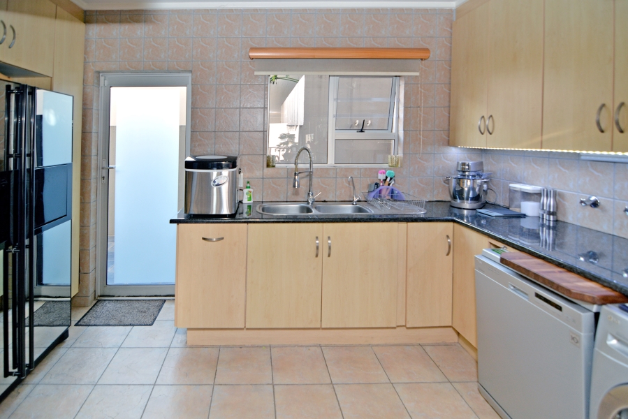 2 Bedroom Property for Sale in Hurlingham Gauteng