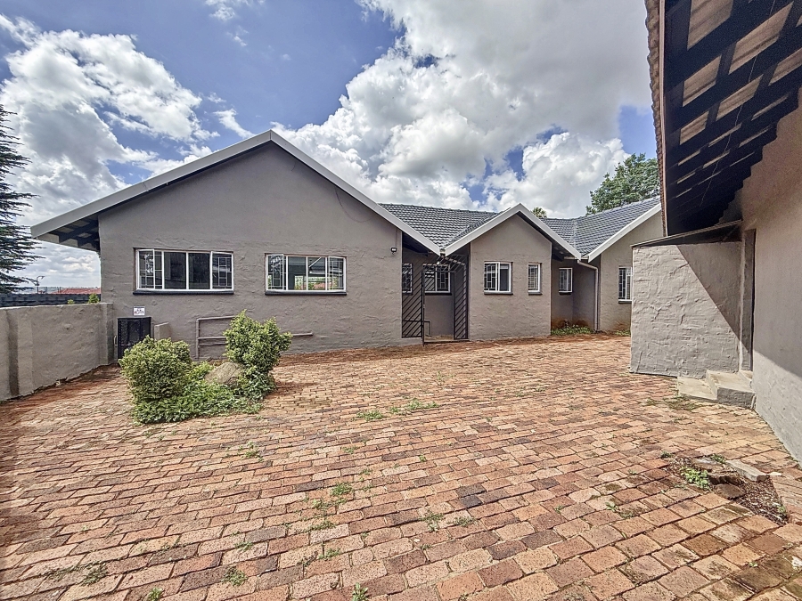 4 Bedroom Property for Sale in Faerie Glen Gauteng