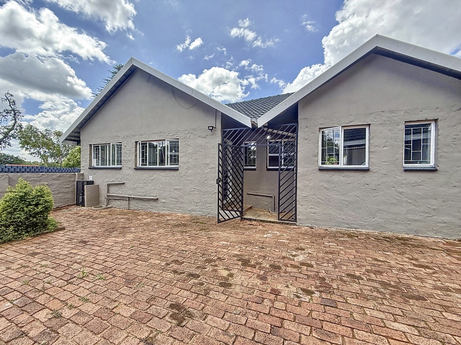 4 Bedroom Property for Sale in Faerie Glen Gauteng