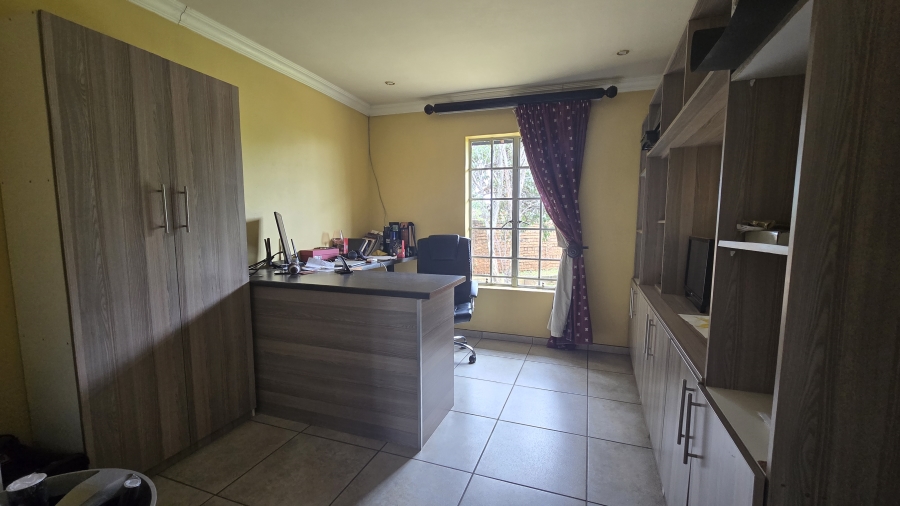 5 Bedroom Property for Sale in Garsfontein Gauteng