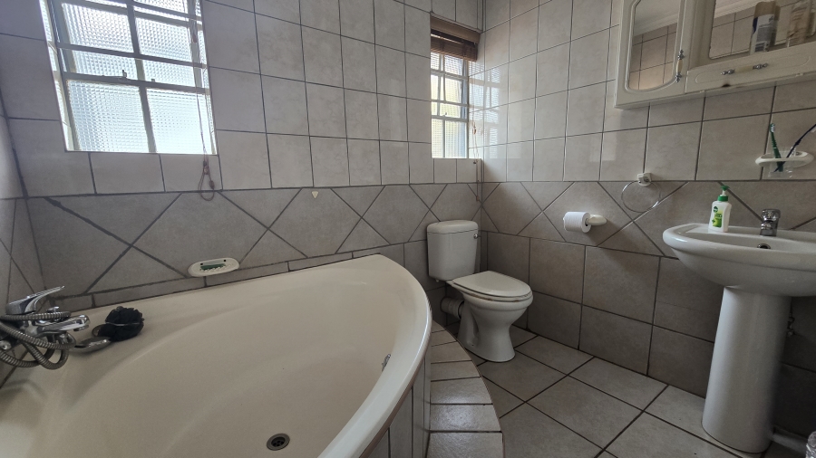 5 Bedroom Property for Sale in Garsfontein Gauteng