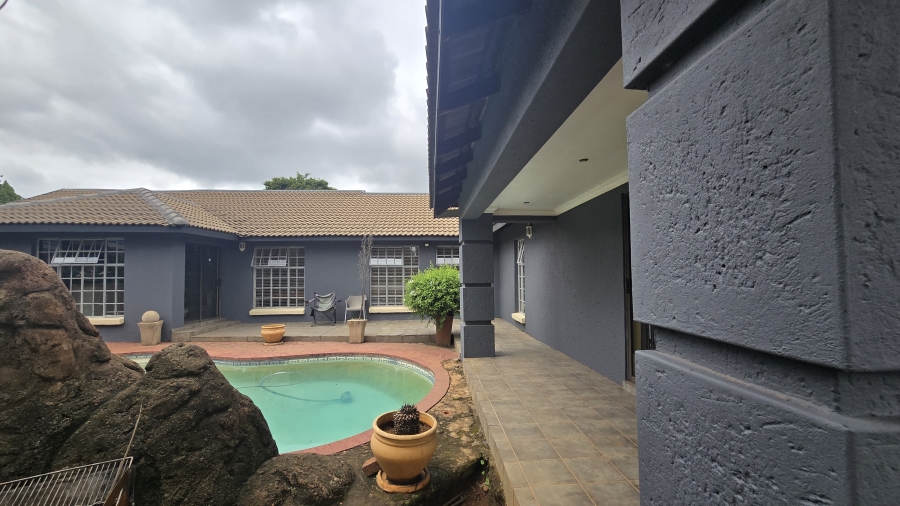 5 Bedroom Property for Sale in Garsfontein Gauteng