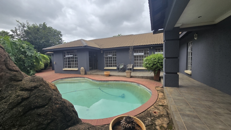 5 Bedroom Property for Sale in Garsfontein Gauteng