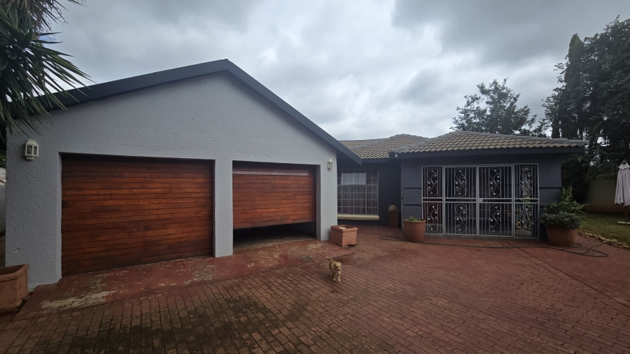 5 Bedroom Property for Sale in Garsfontein Gauteng