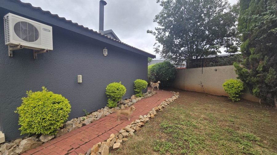 5 Bedroom Property for Sale in Garsfontein Gauteng