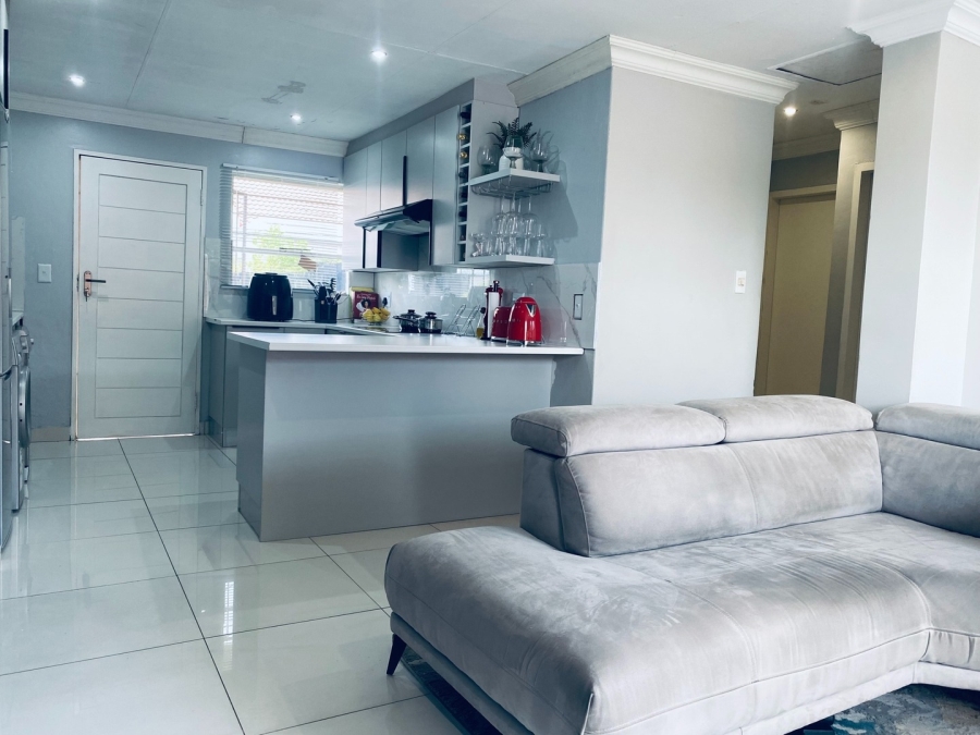 2 Bedroom Property for Sale in Magaliessig Gauteng