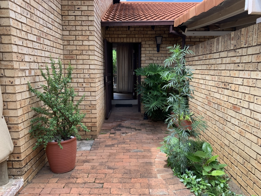 To Let 1 Bedroom Property for Rent in Sandhurst Gauteng