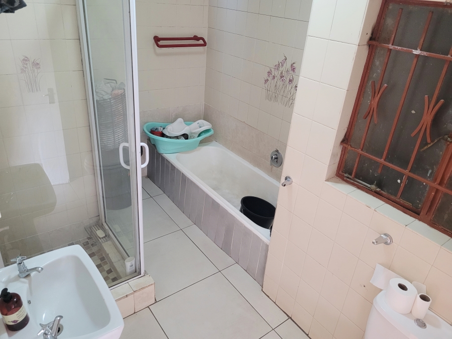 2 Bedroom Property for Sale in Fontainebleau Gauteng