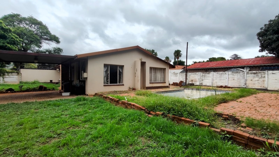 5 Bedroom Property for Sale in Tileba Gauteng