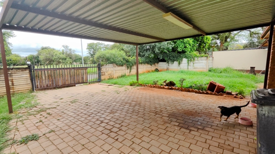 5 Bedroom Property for Sale in Tileba Gauteng