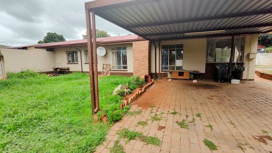 5 Bedroom Property for Sale in Tileba Gauteng