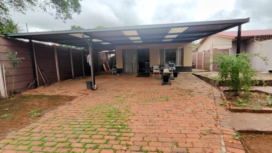 5 Bedroom Property for Sale in Tileba Gauteng