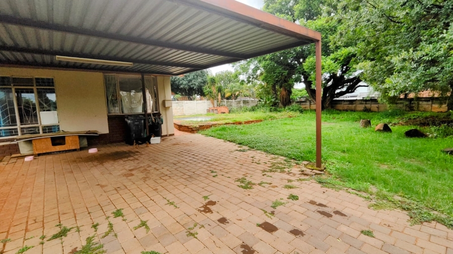 5 Bedroom Property for Sale in Tileba Gauteng