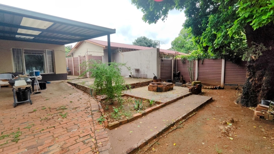 5 Bedroom Property for Sale in Tileba Gauteng