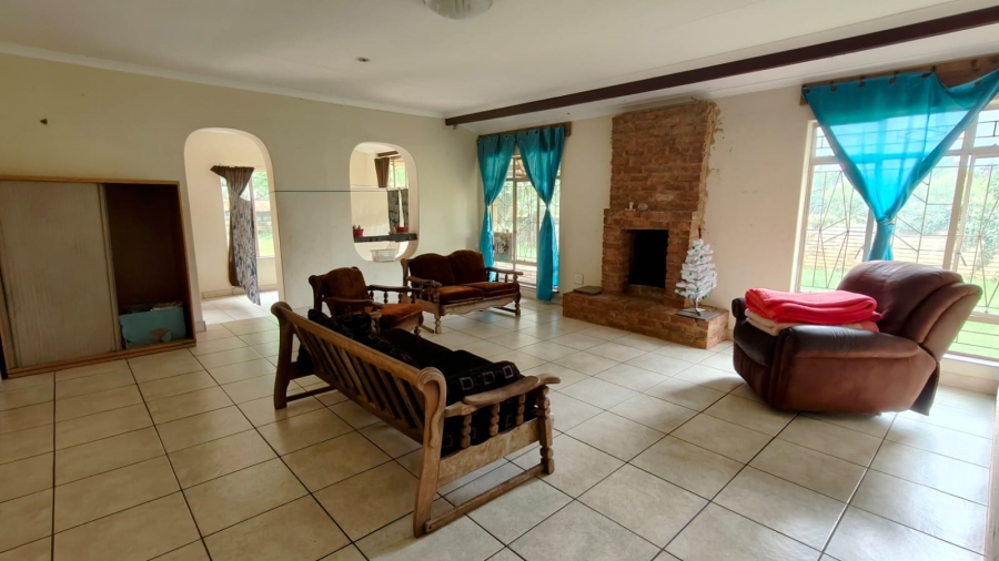 5 Bedroom Property for Sale in Tileba Gauteng