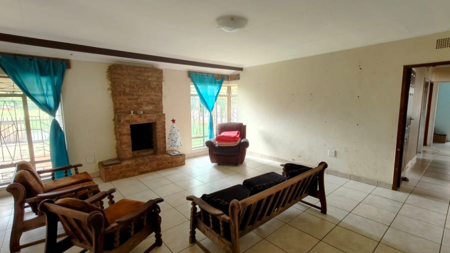 5 Bedroom Property for Sale in Tileba Gauteng