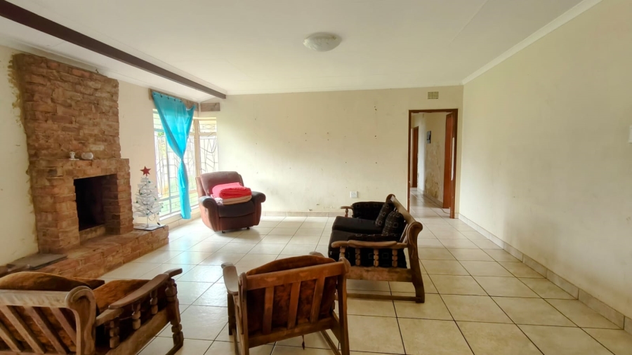 5 Bedroom Property for Sale in Tileba Gauteng