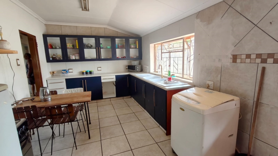 5 Bedroom Property for Sale in Tileba Gauteng