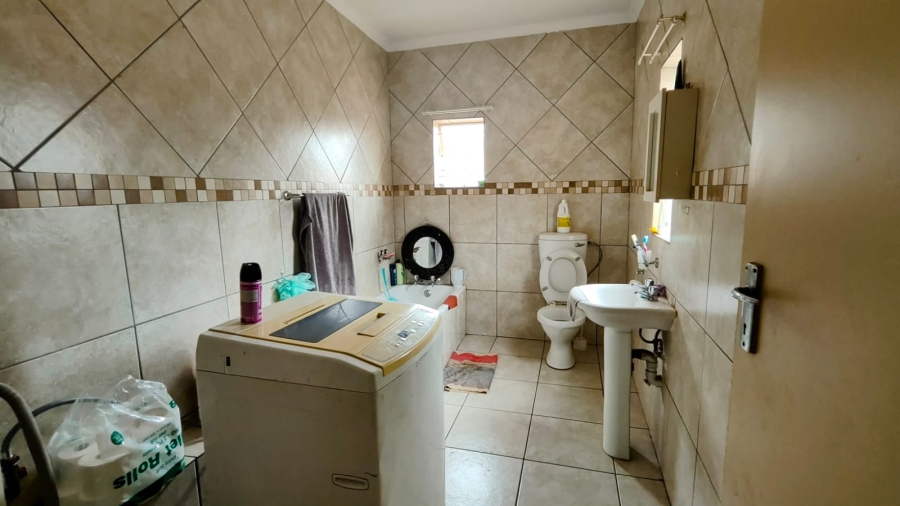 5 Bedroom Property for Sale in Tileba Gauteng