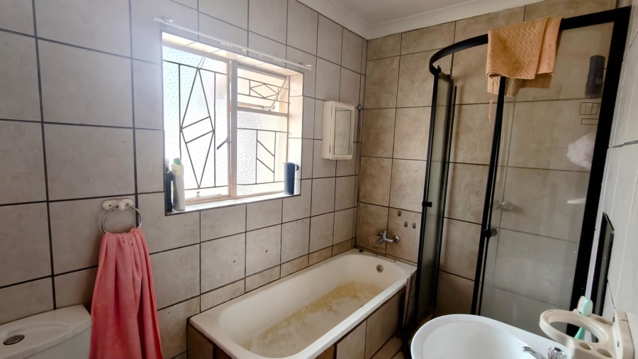 5 Bedroom Property for Sale in Tileba Gauteng