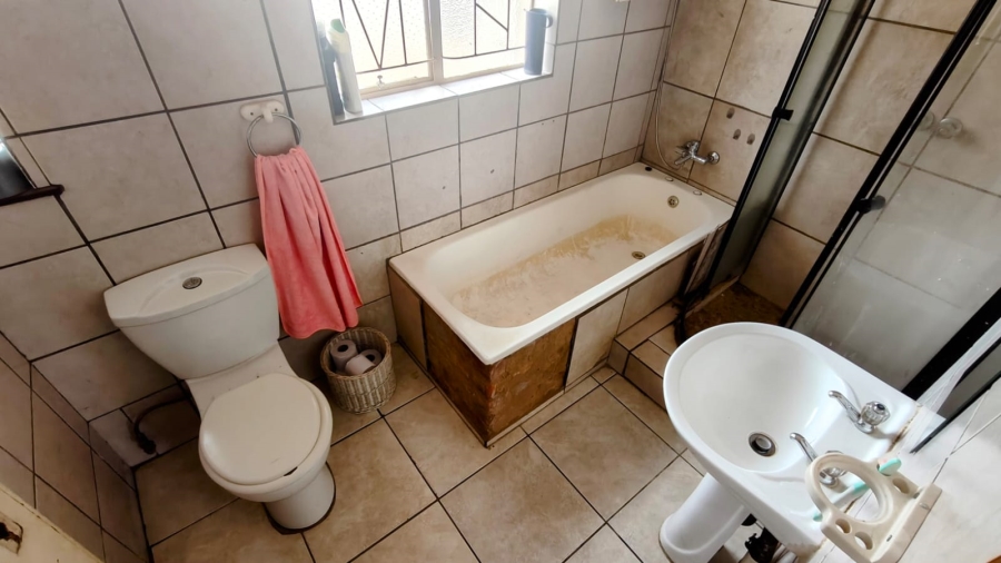 5 Bedroom Property for Sale in Tileba Gauteng