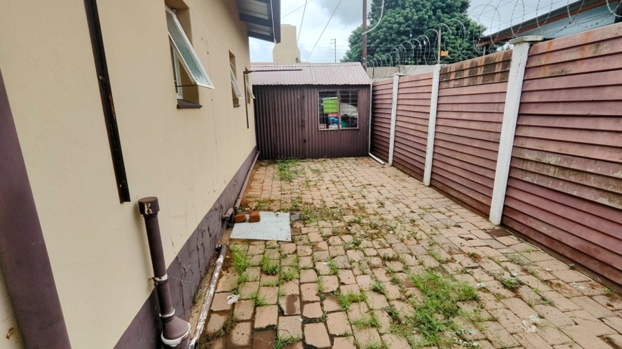 5 Bedroom Property for Sale in Tileba Gauteng