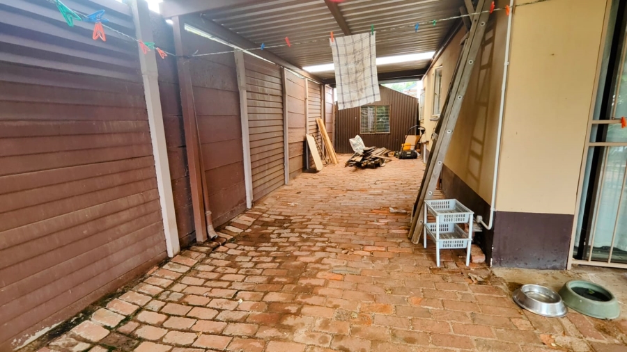 5 Bedroom Property for Sale in Tileba Gauteng