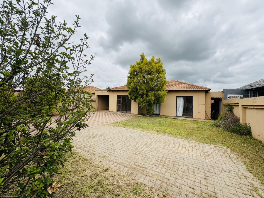 3 Bedroom Property for Sale in Rosslyn Gauteng