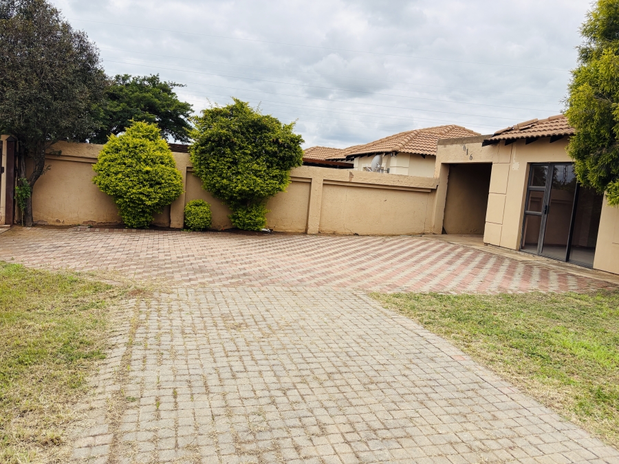 3 Bedroom Property for Sale in Rosslyn Gauteng