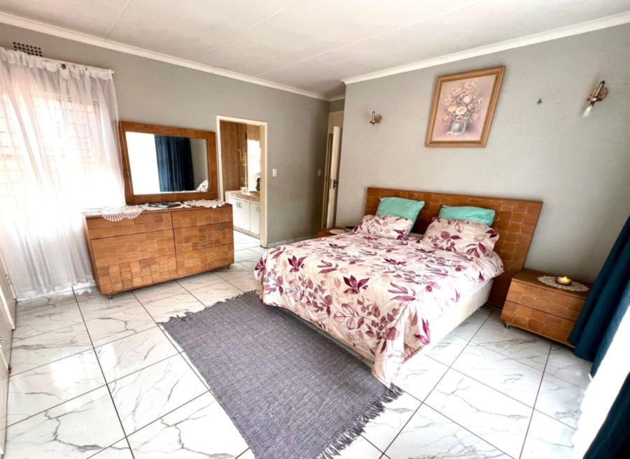 4 Bedroom Property for Sale in Glenvista Gauteng