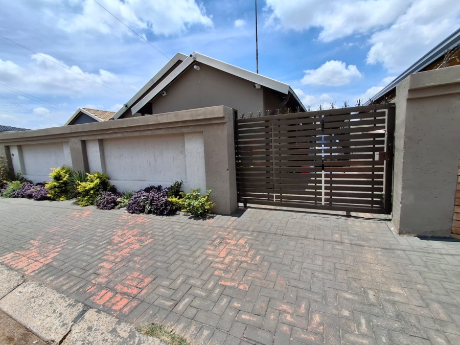 3 Bedroom Property for Sale in Dhlamini Gauteng