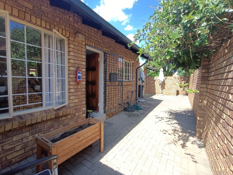 To Let 2 Bedroom Property for Rent in Eldoraigne Gauteng