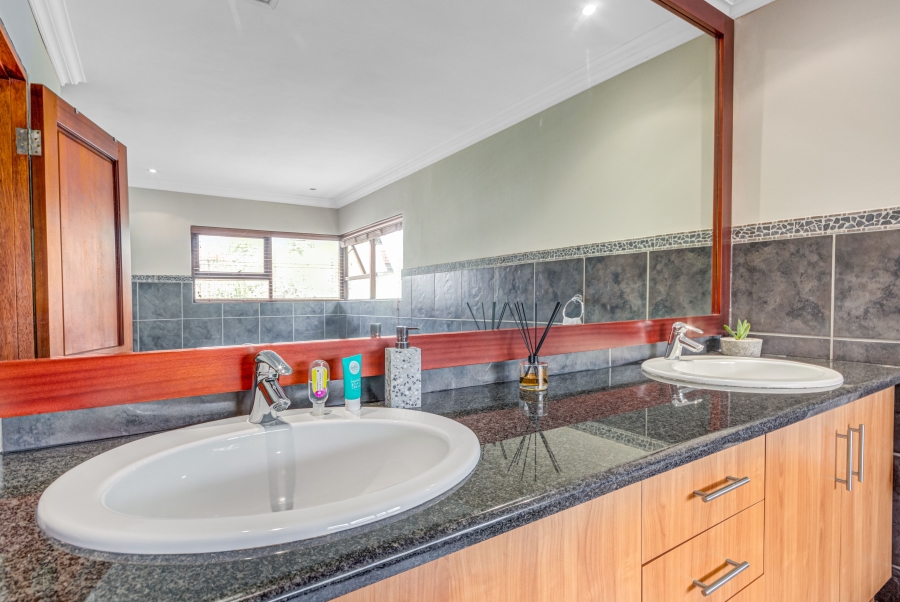 4 Bedroom Property for Sale in Crowthorne AH Gauteng