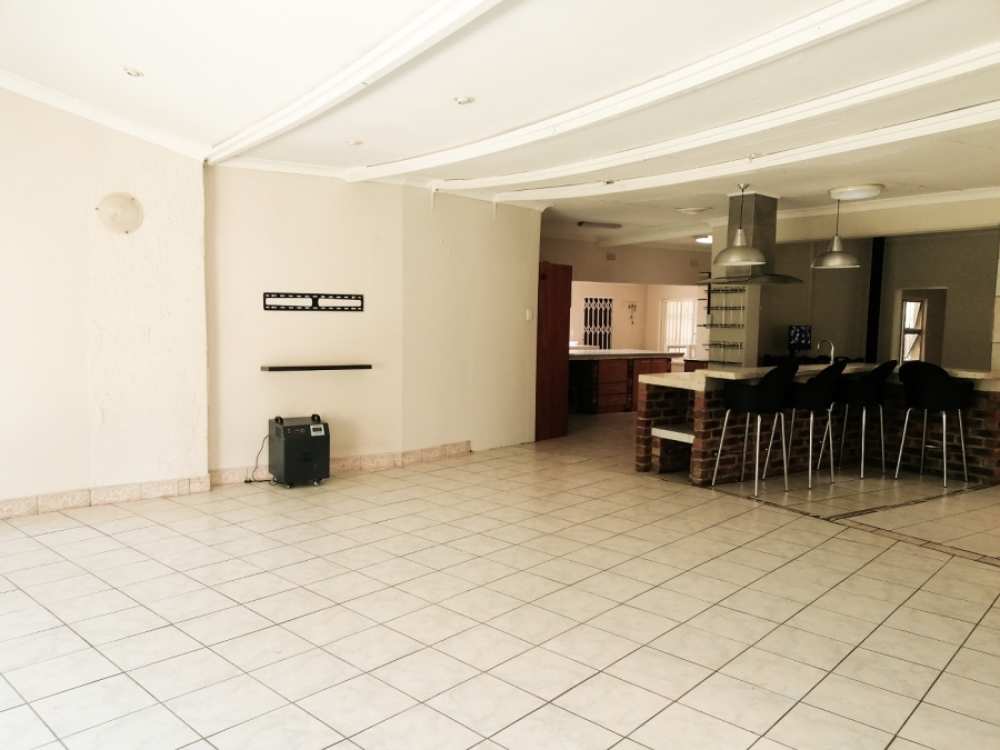 To Let 3 Bedroom Property for Rent in Fontainebleau Gauteng