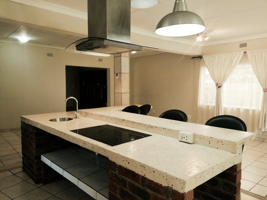 To Let 3 Bedroom Property for Rent in Fontainebleau Gauteng