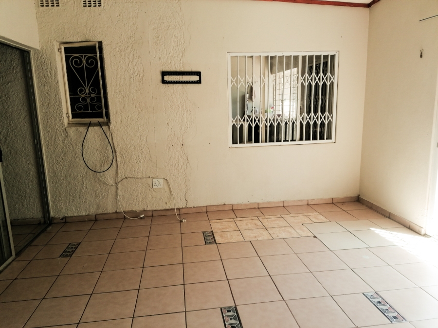 To Let 3 Bedroom Property for Rent in Fontainebleau Gauteng