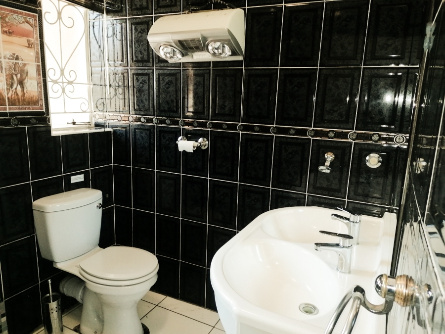 To Let 3 Bedroom Property for Rent in Fontainebleau Gauteng