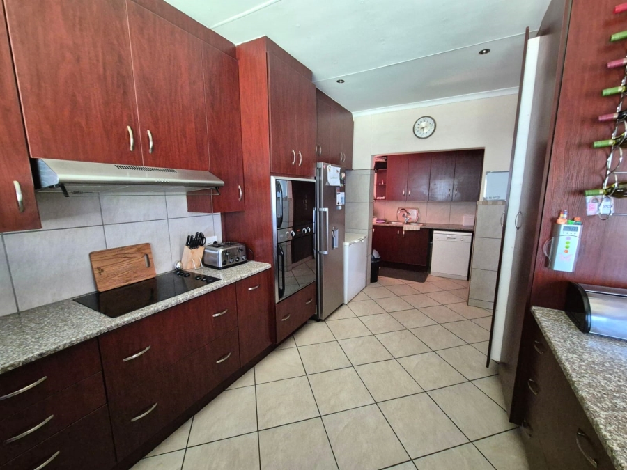 5 Bedroom Property for Sale in Hennopspark Gauteng