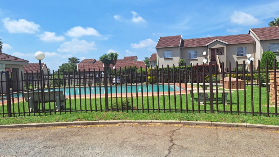 2 Bedroom Property for Sale in Bonaero Park Gauteng