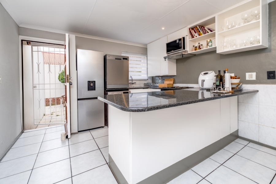 2 Bedroom Property for Sale in Magaliessig Gauteng