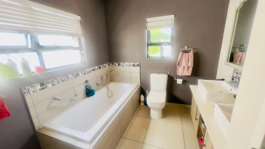 To Let 3 Bedroom Property for Rent in Broadacres Gauteng