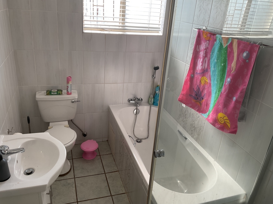 2 Bedroom Property for Sale in Die Hoewes Gauteng