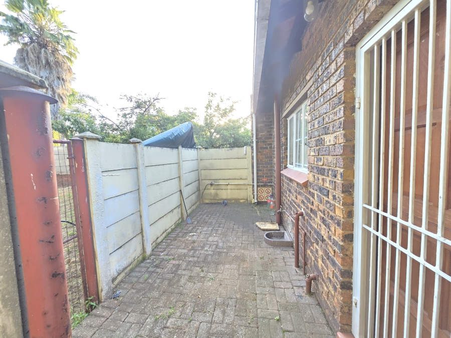 2 Bedroom Property for Sale in Wilgeheuwel Gauteng