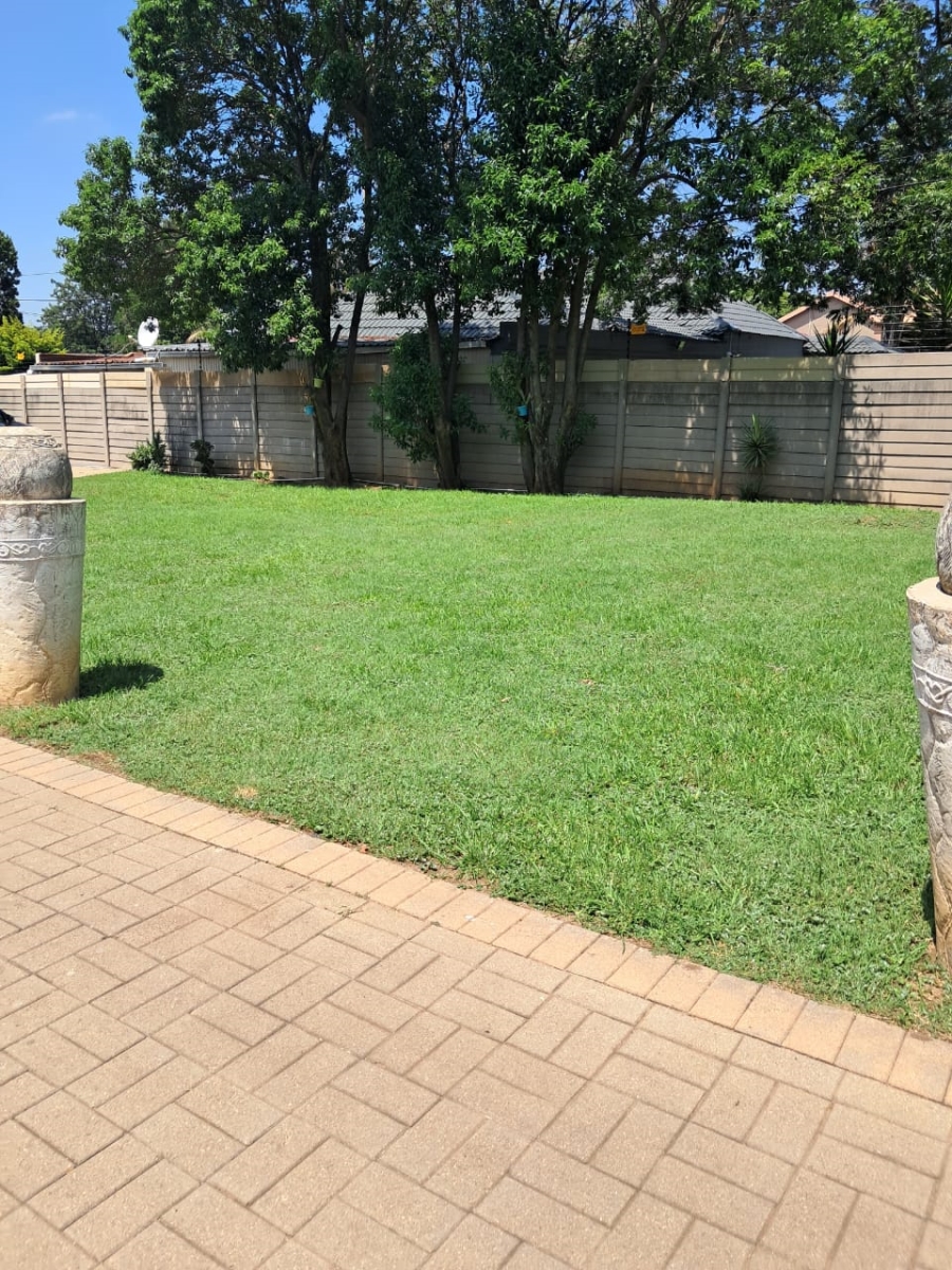 6 Bedroom Property for Sale in Brackendowns Gauteng