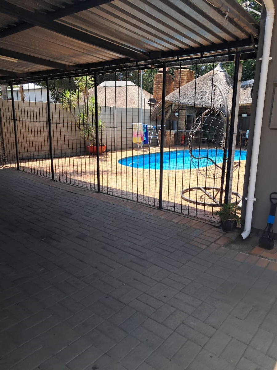 6 Bedroom Property for Sale in Brackendowns Gauteng